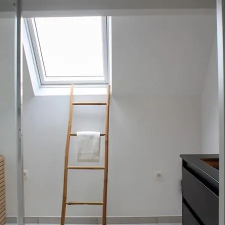 Boho Loft - Large 2 Bedroom Furnished Near Station 아파트 *