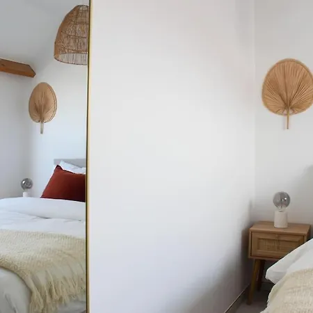 Boho Loft - Large 2 Bedroom Furnished Near Station *