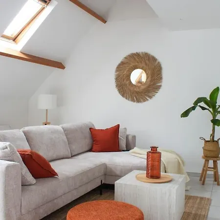 Boho Loft - Large 2 Bedroom Furnished Near Station